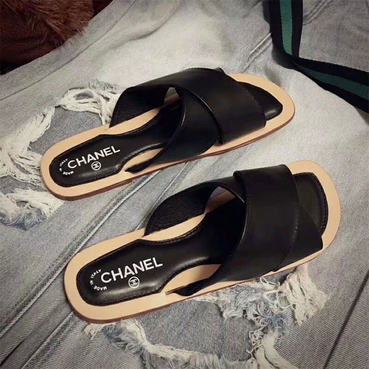 2018 chanle women Slippers in Calfskin