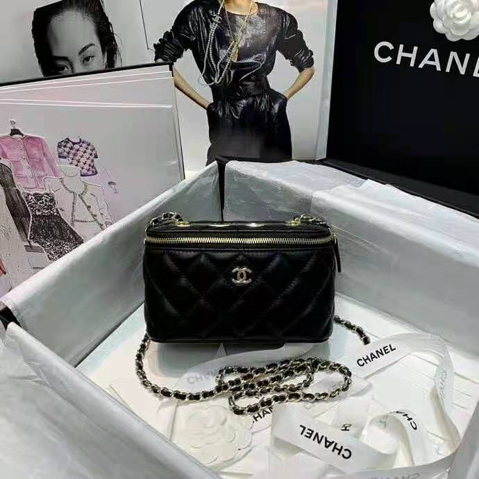 2021 Chanel vanity with chain