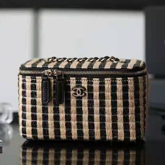 2021 Chanel vanity with chain